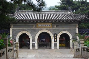 为什么常见千年寺院，难见百年老店？