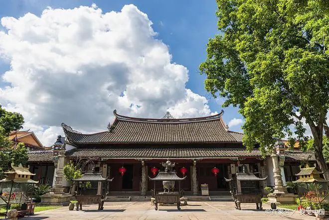 悲乎，这种“虔诚的学佛人”比比皆是！